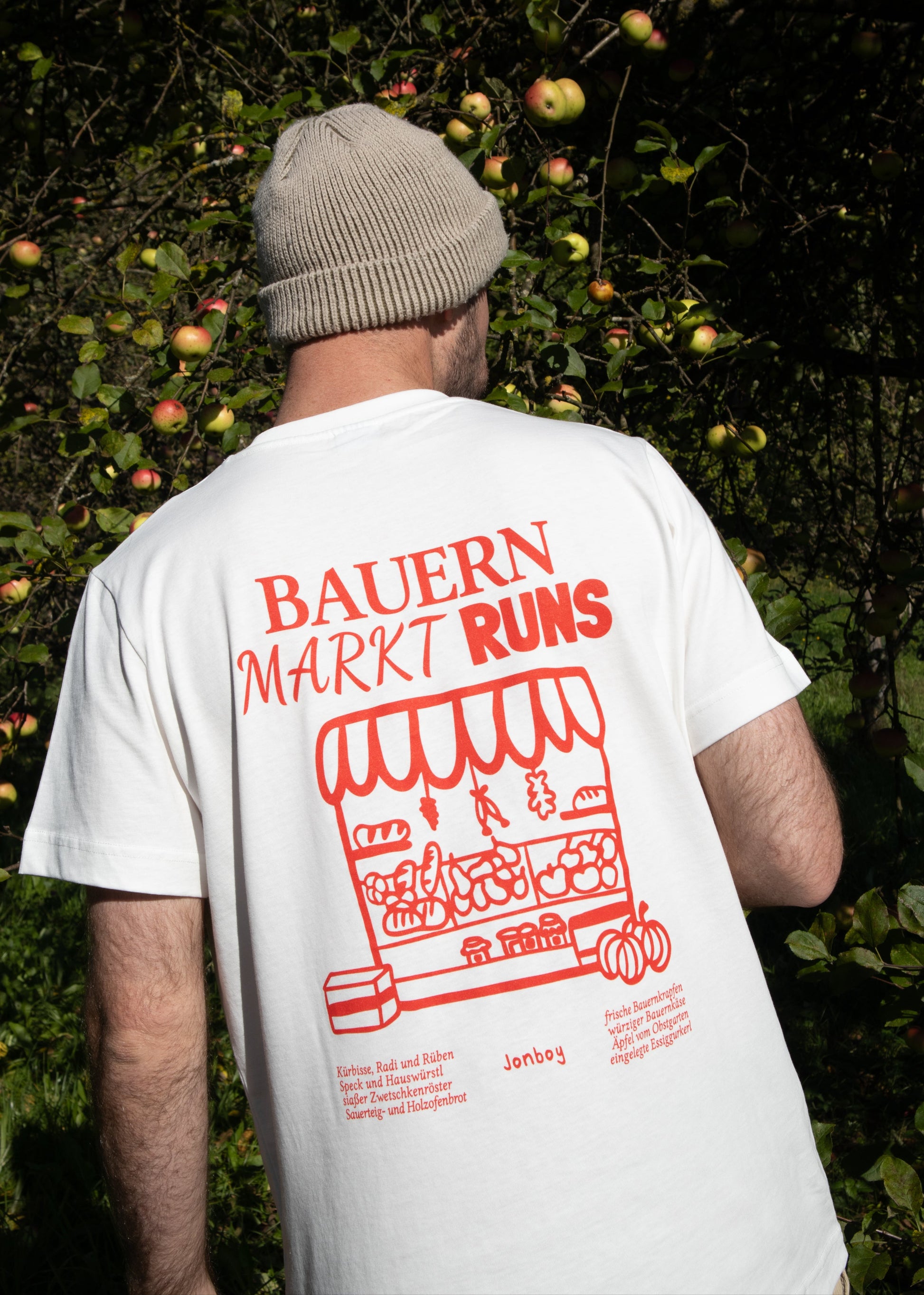 Weißes T-Shirt mit rotem Bauernmarkt-Print.
